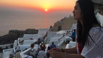 Saat berkunjung ke Santorini yang terlihat sangat indah kala matahari terbenam. Foto: Instagram