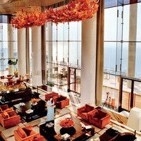 Di dalam bangunan supermegah tersebut, banyak fasilitas yang tersedia. Mulai dari gym, studio yoga, kolam renang, ballroom, kamar tamu, lounge dan bioskop dengan kapasitas 50 orang. Ada juga taman gantung buat bersantai. (Foto: Vanity Fair)