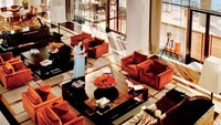 Rumah bertingkat yang bentuknya unik itu selain hunian juga berisi tempat-tempat kebugaran dengan gym dan studio tari, juga kolam renang, ballroom, kamar tamu, lounge dan bioskop dengan kapasitas 50 orang. Foto: Vanity Fair.