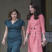 Kate Middleton memang dikenal sering memakai baju yang sama dalam beberapa kali kesempatan. Penampilannya yang klasik, membuat gayanya tetap terlihat chic meski memakai busana dan aksesori yang berulang. Foto: Getty Images