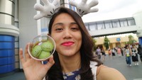Berfoto dengan mochi yang kenyal menurut kamu Athira cantik nggak? Kini ia juga punya channel YouTube loh.  Foto: Instagram @athirafarina