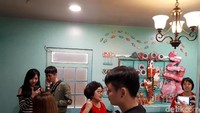 Di Terminal 3 kamu akan melihat Zonkos Joke Shop, Madam Puddifoots Tea Shop, The Owl Post Office, dan toko permen Honeydukes (Afif Farhan/detikTravel)