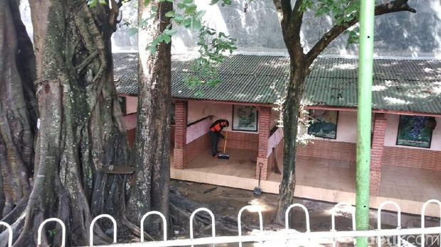 Petugas bersih-bersih dampak banjir di Malang/
