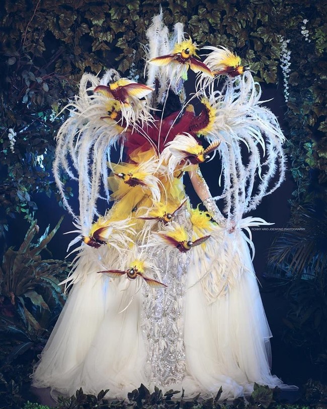 Penampilan Sonia saat membawakan kostum The Bird of Paradise ini juga banyak mendapat tepuk tangan dari penonton. Apalagi ketika Puteri Indonesia 2018 dari Bangka Belitung ini memberikan kejutan dari penampilannya. Saat membelakangi penonton tampak burung-burung yang menghiasi punggung Sonia bergerak seperti terbang.Foto: Ronny Ario Joewono Photography
