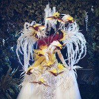 Penampilan Sonia saat membawakan kostum The Bird of Paradise ini juga banyak mendapat tepuk tangan dari penonton. Apalagi ketika Puteri Indonesia 2018 dari Bangka Belitung ini memberikan kejutan dari penampilannya. Saat membelakangi penonton tampak burung-burung yang menghiasi punggung Sonia bergerak seperti terbang.Foto: Ronny Ario Joewono Photography