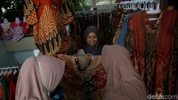 Seorang pedagang tampak semringah berjualan dan melayani pembeli di Skybridge Tanah Abang.