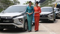Pramugari Garuda Indonesia berpose di depan Mitsubishi Xpander dengan branding Garuda Indonesia. Pool/Mitsubishi.