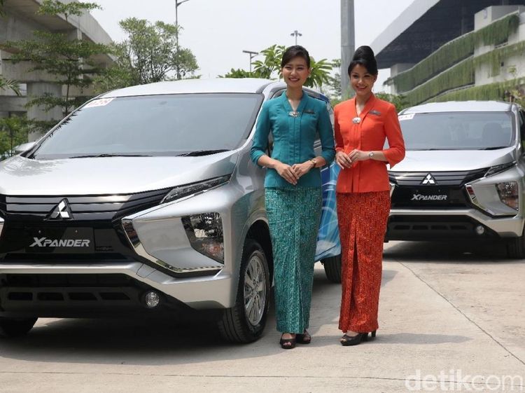Senyum Pramugari Garuda dan Mobil Barunya