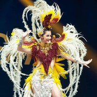 Kostum nasional yang dibawakan oleh Puteri Indonesia 2018 ini menggambarkan keelokan burung cendrawasih atau sering dijuluki burung surga yang merupakan endemik khas tanah Papua. Foto: Foto: Amorn Pitayanant & Patrick Parather ( HO/Miss Universe Organization)
