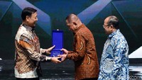 Penghargaan itu diberikan oleh Menko Polhukam Wiranto yang didampingi Ketua Ombudsman Amzulian Rifai kepada Menteri Pertahanan Ryamizard Ryacudu di Jakarta, Senin (10/12). Pool/Kemenhan.