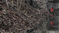 Air sungai di kawasan tersebut tidak mengalir karena banyaknya tumpukan sampah.