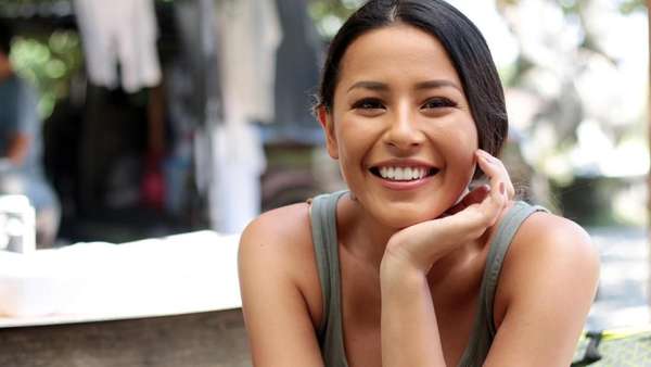 Lihat Keakraban Anya Geraldine dan Nina Kozok saat Syuting Lihat Keakraban Anya Geraldine dan Nina Kozok saat Syuting