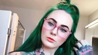 Wanita dari Adelaide, Australia ini merasa lelah orang menilainya karena kulitnya yang penuh warna. Meskipun banyak mendapat perlakuan tak mengenakkan, Sarah tak menyesal mentato tubuhnya (rosesarered_23/Instagram)