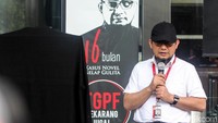 Dalam kesempatan itu Novel juga menyampaikan harapan agar kasus tersebut segera diungkapkan. Dia  ingin layar waktu yang dipasang itu tak terlalu lama berada di depan lobi gedung KPK.