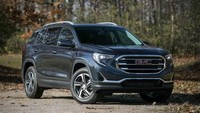 GMC Terrain memiliki bobot lebih ringan dari pendahulunya disertai dengan mesin turbo empat silinder. Namun beberapa bagian interior GMC Terrain memiliki kelemahan. Seperti tombol-tombolnya yang sulit ditekan karena posisinya terlalu dalam. Foto: Car and Driver
