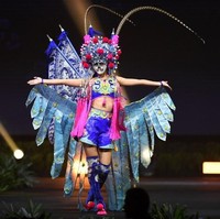  Kostum nasional yang dikenakan oleh Miss Universe China 2018 Qin Meisu ini terinspirasi oleh dua opera China tradisional yang juga dikenal sebagai Xiqu, Opera Peking utara dan Opera Sichuan Selatan. Disebut sebagai Chinese Opera Princess, kostum nasional ini merupakan perwakilan signifikan dari karakter wanita dalam industri drama China, yang mencerminkan kualitas emosional dan artistik Foto: Lillian SUWANRUMPHA / AFP