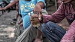 Senyum Penjual Air Aren Bertahan di Tengah Gerusan Zaman