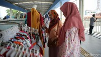 Skybridge yang terintegrasi dengan Stasiun Tanah Abang ini juga terlihat sangat ramai dilewati oleh warga yang akan beraktivitas.