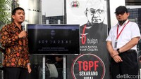 Dalam acara itu, WP KPK meletakkan sebuah layar monitor. Layar monitor itu menampilkan foto Novel disertai jumlah hari, jam, menit dan detik yang sudah berlalu sejak teror air keras yang dialami oleh Novel Baswedan.