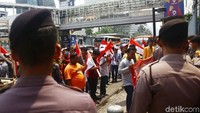 Sejumlah mahasiswa dan Pemuda Nusantara melakukan aksi unjuk rasa di depan kantor Bawaslu, Jakarta, Selasa (11/12/2018).