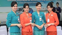 Pramugari Garuda Indonesia berpose di depan Mitsubishi Xpander dengan branding Garuda Indonesia. Pool/Mitsubishi.