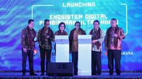 Hadir dalam acara tersebut Menteri Keuangan Sri Mulyani (ketiga kiri) bersama (kiri ke kanan) Menteri Sosial Agus Gumiwang, Kepala Badan Ekonomi Kreatif Triawan Munaf, Menkominfo Rudiantara, Menteri Koperasi dan UKM AA Gede Ngurah Puspayoga dan Menteri Desa PDTT Eko Putro Sandjojo berbincang saat meluncurkan ekosistem digital pembayaran ultra mikro (UMI).