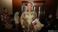 Hal itu dilakukannya untuk menyeka keringat saat bersaksi.