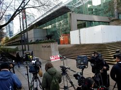 Kami Cinta Kamu di Luar Sidang Bos Huawei Meng Wanzhou