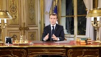 Selain itu, dalam keterangan persnya Macron mengatakan kenaikan pajak yang direncanakan untuk pensiunan berpenghasilan rendah akan dibatalkan, upah lembur tidak akan dikenakan pajak lagi, dan pengusaha akan didorong untuk membayar bonus akhir tahun bebas pajak kepada karyawan. Ludovic Marin/Pool via Reuters.