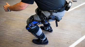 Teknologi exoskeleton bertenaga ini salah satunya ditujukan demi menciptakan sosok-sosok militer yang lebih tangguh alias figur prajurit super. AS adalah satu pihak militer yang sudah mengucurkan uang untuk eksperimen tersebut. (Foto: REUTERS/Al Drago)