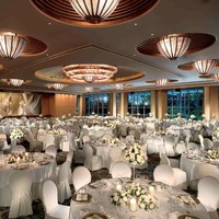 Tiga layar super high definition juga terpasang di ruang ballroom sepanjang 23 meter dan tinggi 4 meter. Harga sewa ruangan tak tercantum, namun untuk memakai ruangan ini sedikitnya Anda harus bayar SGD 108 per pax atau Rp 1,2 juta untuk makanan tiap tamu yang datang. Foto: The Ritz-Carlton, Millenia Singapura