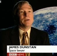 Tak hanya manusia yang butuh pengacara ternyata ruang angkasa pun perlu dibela. Namun entah siapa yang memerintahnya untuk mewakili ruang angkasa. Foto: istimewa