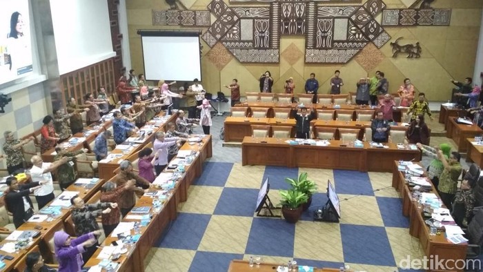 Lagi Serius Bahas Defisit BPJS, Menkes Ajak Senam Anggota DPR