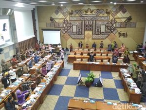 Lagi Serius Bahas Defisit BPJS, Menkes Ajak Senam Anggota DPR