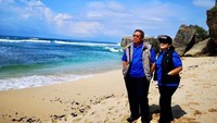 Bersama suami Presiden ke-6 RI Susilo Bambang Yudhoyono, Ani Yudhoyono memposting kunjungan mereka ke Gunungkidul, DI Yogyakarta melalui Instagram pribadinya. Mereka terlihat menikmati keindahan pantai-pantai Gunungkidul (Instagram/aniyudhoyono)