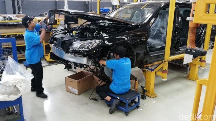 Mercededes-Benz C-Class generasi terbaru kini resmi masuk jalur produksi pabrik Mercedes-Benz di Wanaherang, Bogor. Yuk, intip suasananya.