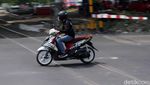 Warga Nekat Bertaruh Nyawa di Perlintasan Kereta