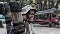 Dari hasil penjualan air aren itu, Slamet telah berhasil menyekolahkan anaknya hingga lulus SMK.