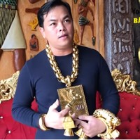 Pria berusia 36 tahun ini mencuri perhatian publik karena memakai perhiasan emas seberat 13 kg dan membawanya kemana pun dia pergi. Foto: Screenshot YouTube