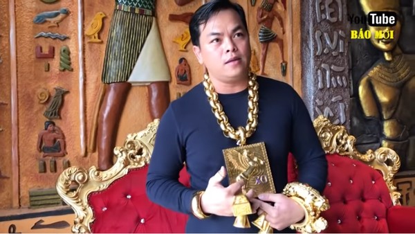 Foto: Pria Tajir Melintir yang Pakai Perhiasan 13 Kg ke Mana-mana
