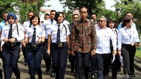 Jokowi menyambut kedatangan para Satpam di Istana Negara, Jakarta.