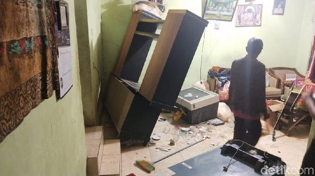 Rumah orang tua terduga pengeroyok anggota TNI dirusak.