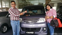 Senyum bahagia pemilik Daihatsu Luxio setelah mengetahui mobilnya kembali kinclong.