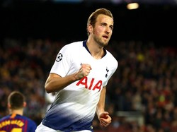 Meski Moura jadi pahlawan di Camp Nou, namun peran Kane juga tak kalah besar. Striker internasional Inggris itu menyumbang assist untuk gol Moura. Clive Rose/Getty Images.