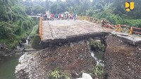 Kehadiran jembatan sementara berupa jembatan rangka baja tersebut diharapkan dapat membuka kembali lalu lintas Kota Padang-Bukittinggi yang sebelumnya terputus. Dok.Kementerian PUPR.