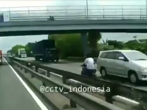 Naik Motor di Tol Saja Bahaya Apalagi Lawan Arah Tanpa Helm