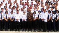 Presiden Jokowi sempat foto bersama personel Satpam di sela-sela Konferensi Industri Jasa Pengamanan.