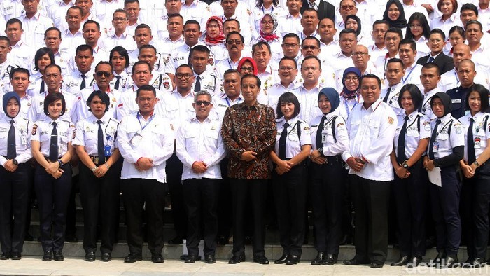 Gaya Jokowi Nge-Vlog Bareng Satpam di Istana