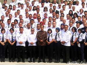 Gaya Jokowi Nge-Vlog Bareng Satpam di Istana