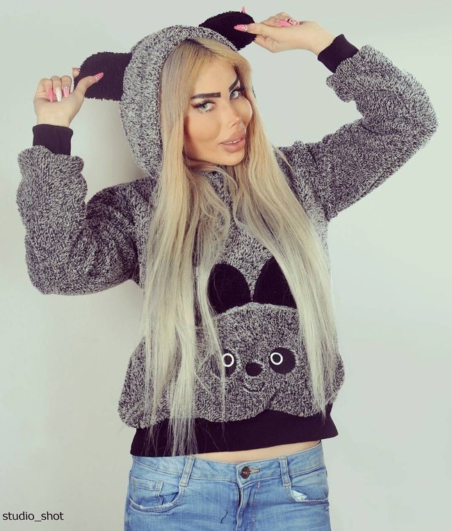 Wanita ini punya followers cukup banyak di Instagram mencapai 314 ribu followers. Ia jadi pusat perhatian karena penampilannya. Ia mengaku sebagai human Barbie atau manusia Barbie. Foto: Instagram (@Sanaztt)